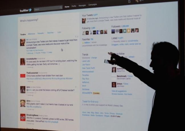 Le PDG de Twitter, Evan Williams, se profile contre un écran