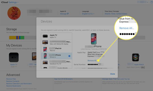 Ein Screenshot eines Geräts in iCloud mit markiertem Befehl Alle Kreditkarten entfernen