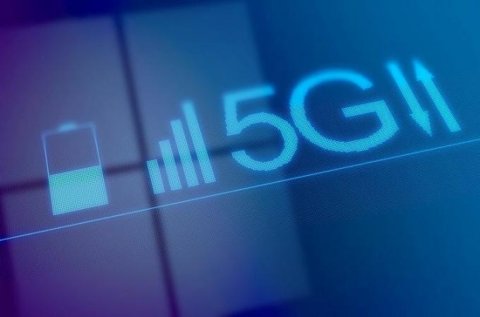 Близък план на 5G индикатор, мрежов сигнал и икона на батерия на смарт телефон.