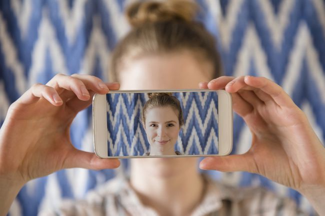 iPhone'da selfie çeken kadın