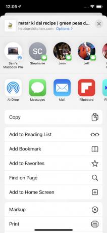 Captura de pantalla de Safari con hoja para compartir abierta en iOS 13