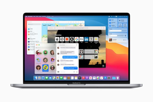 صورة لجهاز Apple MacBook Pro مع فتح عدة برامج