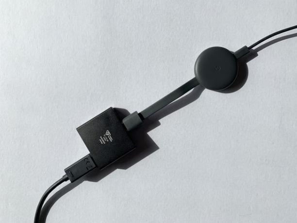 Un Google Chromecast y un cable HDMI conectado a un divisor HDMI.