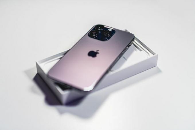 Нов iPhone стои върху кутията, в която беше опакован.