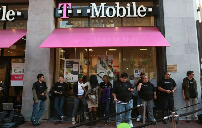 Bir T-Mobile mağazasının önünde bekleyen bir kalabalık