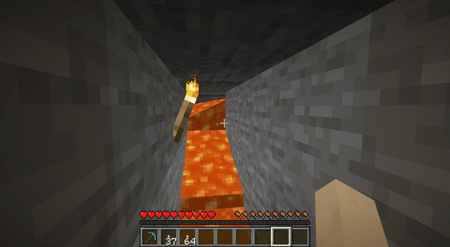 Lava ondergronds in Minecraft met water zichtbaar in de verte.