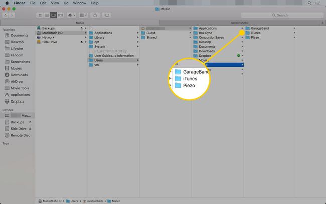 iTunesフォルダへのパスが強調表示されたMac上のFinder