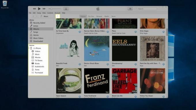 Ikona telefonu zvýrazněná pod lištou nabídky v iTunes na PC se systémem Windows 11.