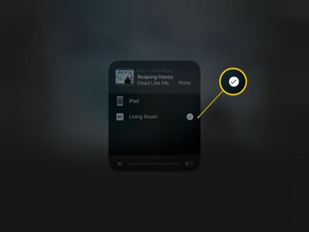 สกรีนช็อตของตัวเลือก AirPlay บน iPad แสดงห้องนั่งเล่น Apple TV ที่เลือกไว้