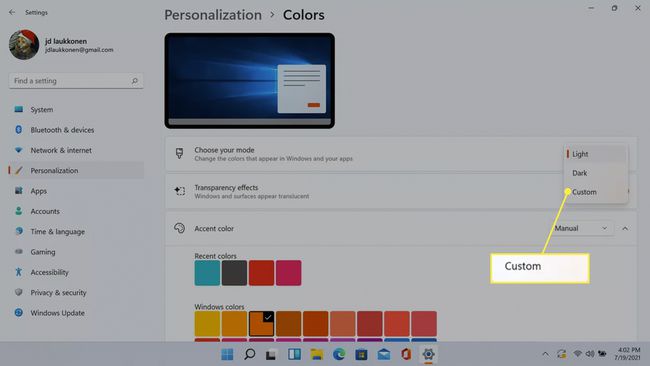 กำหนดเองที่เน้นในสีของ Windows 11 เลือกเมนูโหมดของคุณ
