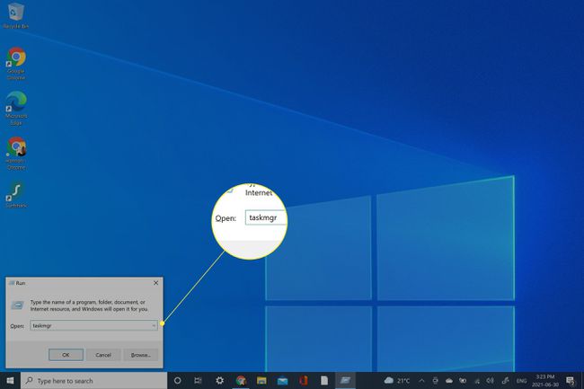 Otvaranje Upravitelja zadataka s okvirom Run na Windows 10 s istaknutim " tskmgr".