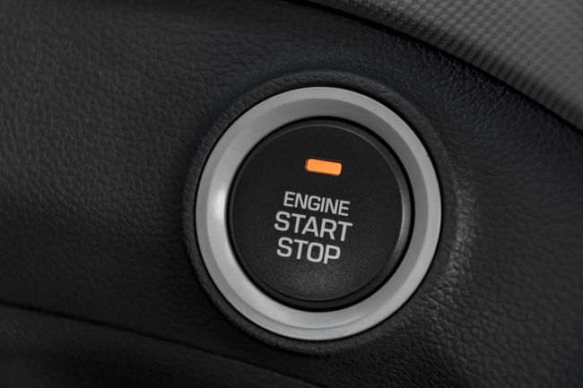 Motor-Start-Stopp-Taste in einem Auto