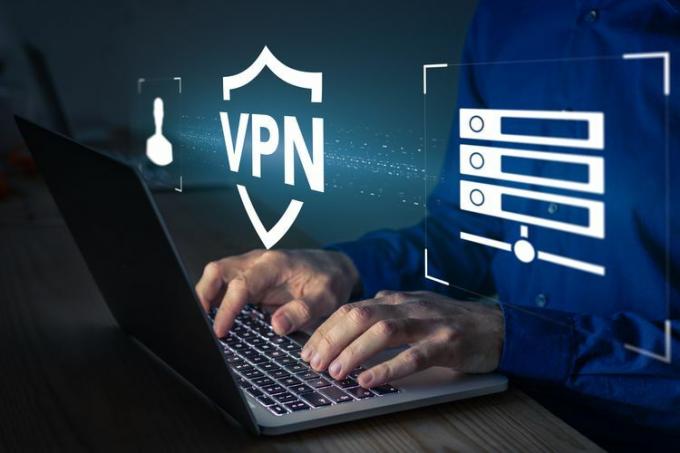 Um conceito de conexão VPN segura com alguém trabalhando em um laptop e um gráfico VPN sobrepondo a imagem.