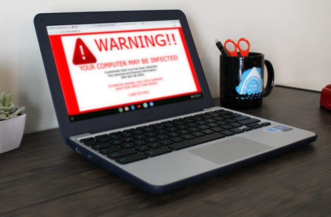 Un avertisment de virus fals afișat pe un Chromebook.