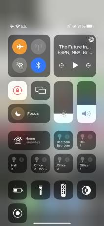 機内モードがオンになっているiPhoneコントロールセンターのスクリーンショット
