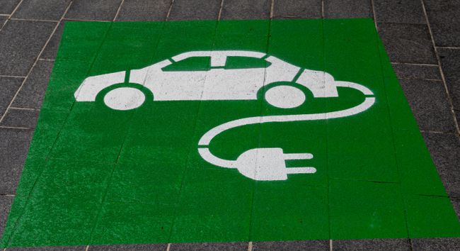 Pictograma punctului de încărcare EV pictată pe sol