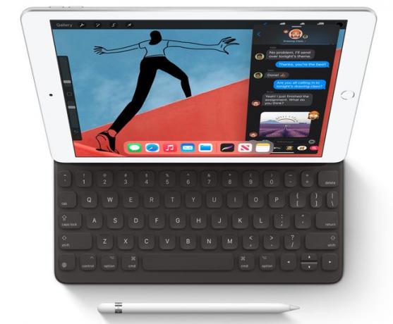 El iPad de octava generación con un teclado inteligente y el Apple Pencil al lado.