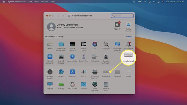 კლავიატურა მონიშნულია სისტემის პრეფერენციების მენიუში macOS-ზე.