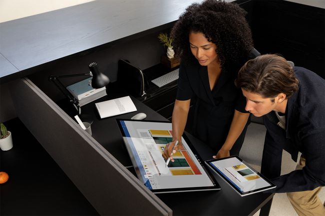 Ένα Surface Pro 7 και ένα Surface Studio που συνδέονται μεταξύ τους.