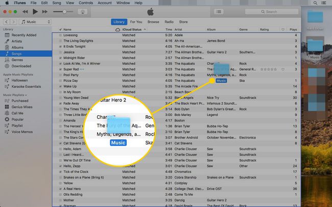 フォルダーを音楽ライブラリにドラッグするMac上のiTunes