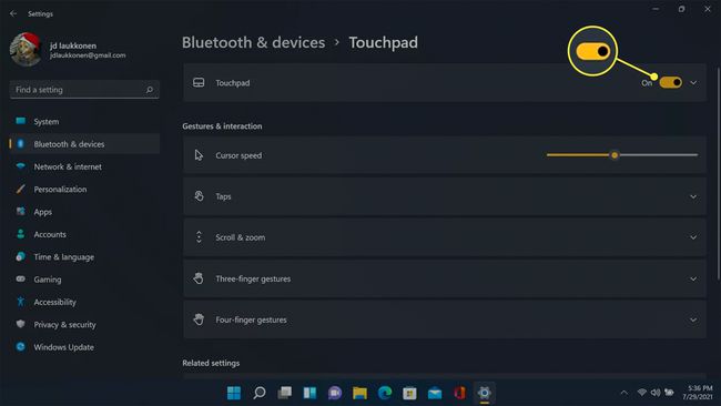 Comutatorul Touchpad evidențiat în Setări Bluetooth și dispozitive Touchpad.