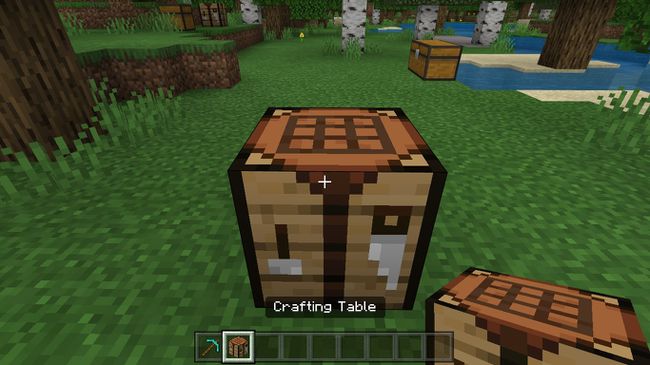 Minecraftの地上にあるクラフトテーブル