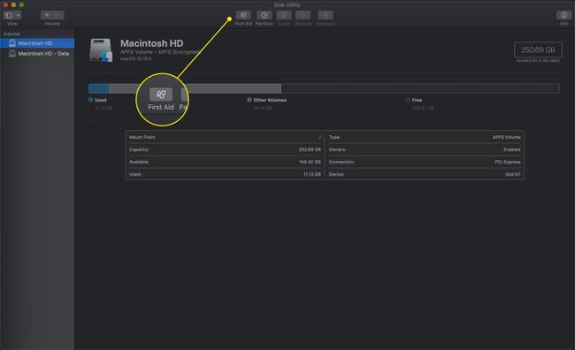 علامة التبويب First Aid في Disk Utility