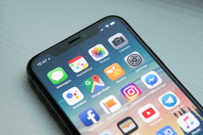 Близък план на iPhone, показващ екрана на приложението.