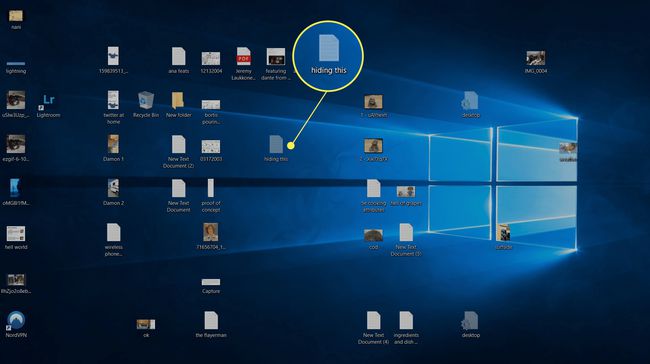 დამალული ფაილი Windows 10 დესკტოპზე, რომელიც ჯერ კიდევ ჩანს პარამეტრების გამო.