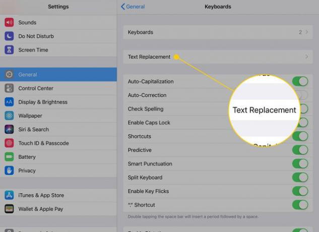 إعدادات لوحات المفاتيح على جهاز iPad مع تمييز خيار استبدال النص
