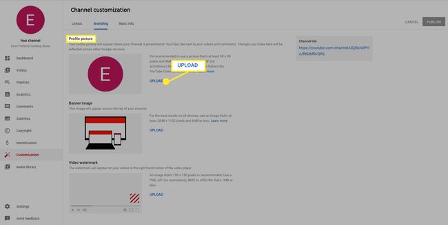 Selecteer onder Profielfoto Uploaden om de profielfoto van je kanaal toe te voegen of te wijzigen.