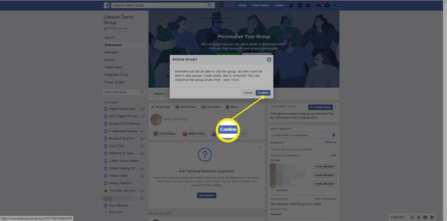 Potwierdzenie archiwizacji grupy na Facebooku.
