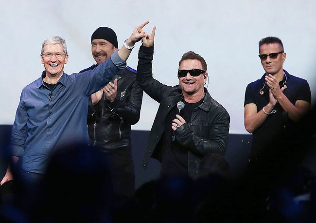 الرئيس التنفيذي تيم كوك و U2 في حدث Apple