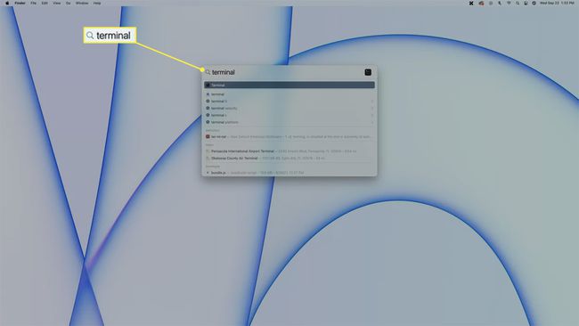 Отваряне на терминал чрез Spotlight на Mac.