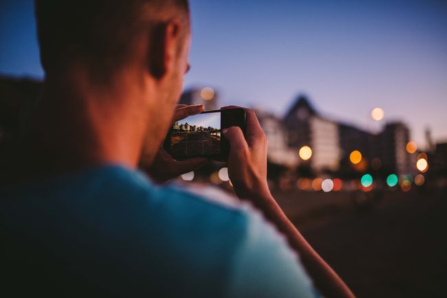 Vīrietis fotografējas vājā apgaismojumā