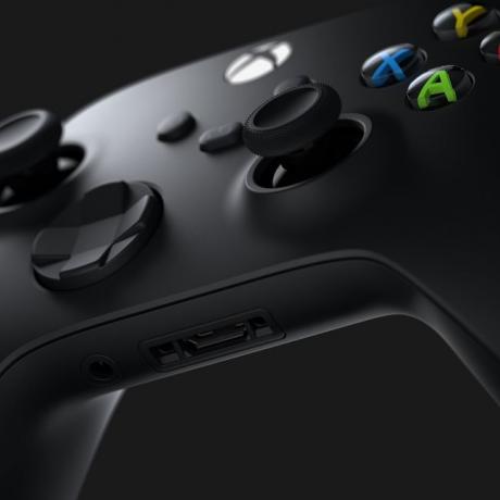 Крупный план контроллера Xbox Series X.