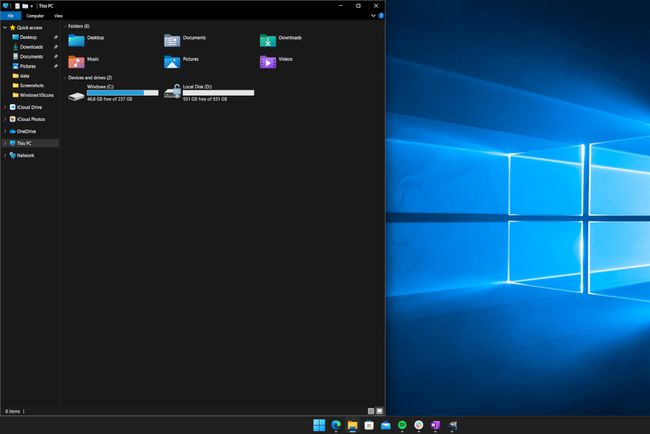 Okno Průzkumníka souborů se zavřelo nalevo od plochy Windows.