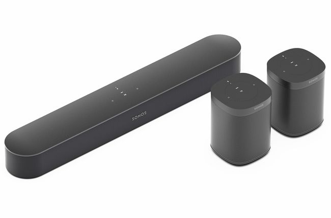 „Sonos Beam“ ir „Sonos One“ garsiakalbių pora su įmontuota „Alexa“.