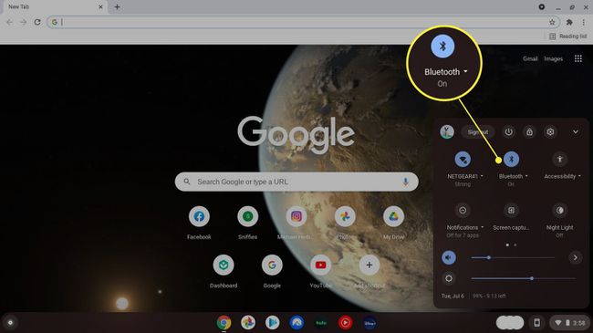 Panel úloh Chromebooku so zvýraznenou funkciou Bluetooth On