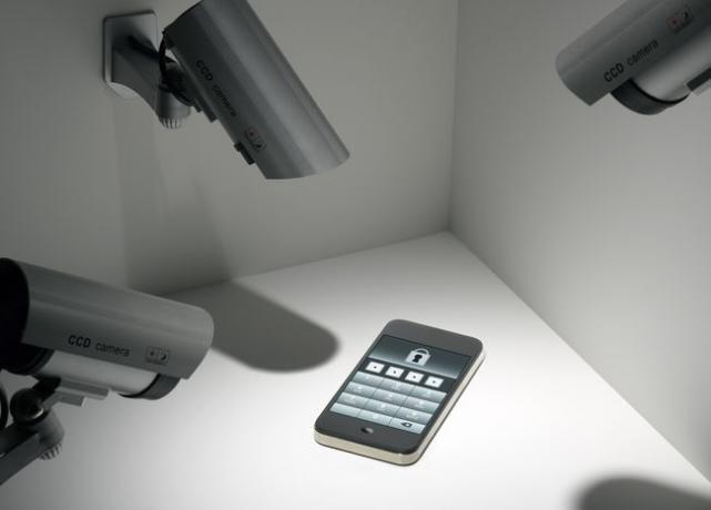 Flere sikkerhedskameraer ser på en låst smartphone