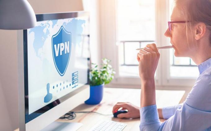 Alguém trabalhando em um computador desktop com uma VPN exibida na tela.