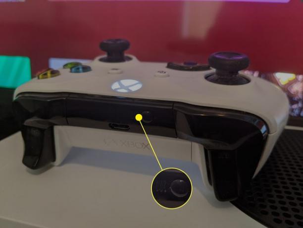 Um controlador do Xbox One com o botão de sincronização ativado.