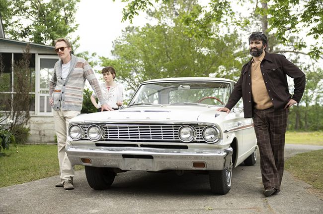 Paul Bettany, Peter Macdissi och Sophia Lillis i " Uncle Frank."