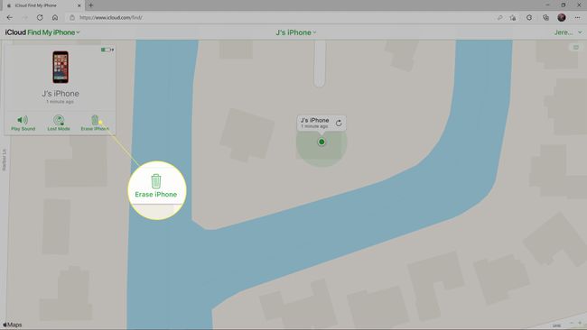تم تمييز " محو الهاتف" في Find My على موقع iCloud.