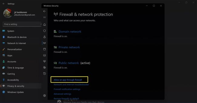 Tillad en app gennem firewall fremhævet i Windows 11 Firewall & netværksbeskyttelsesindstillinger.