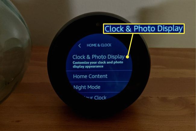 Kello ja valokuvanäyttö korostettuna Echo Spot -asetuksissa