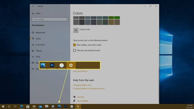 사용자 지정 색상이 있는 Windows 작업 표시줄.