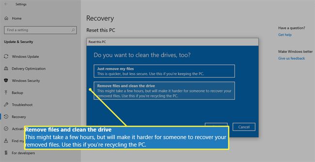 Usuń pliki i wyczyść opcję dysku w oknie dialogowym Resetuj ten komputer w systemie Windows 10