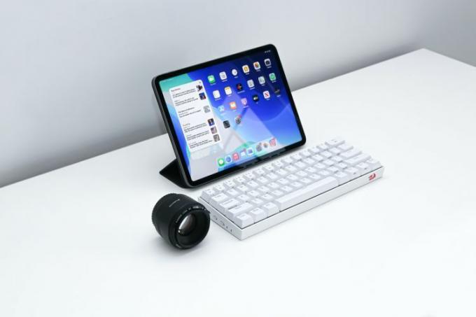 そして、iPad Pro をスタンドに置き、その前に外付けキーボードとカメラレンズを置きます。 