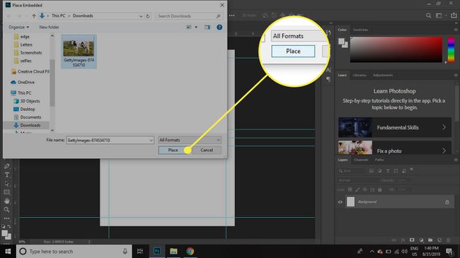 Et skærmbillede af Place Embedded-vinduet i Photoshop med Placer-knappen fremhævet
